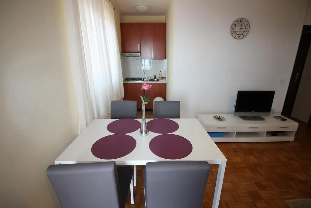 Apartments Nikola 诺维·维诺多尔斯基