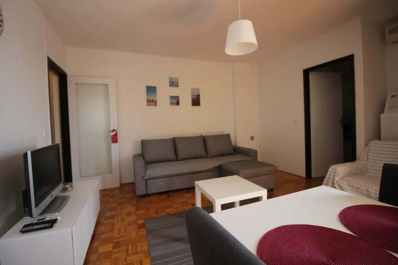 Apartments Nikola 诺维·维诺多尔斯基